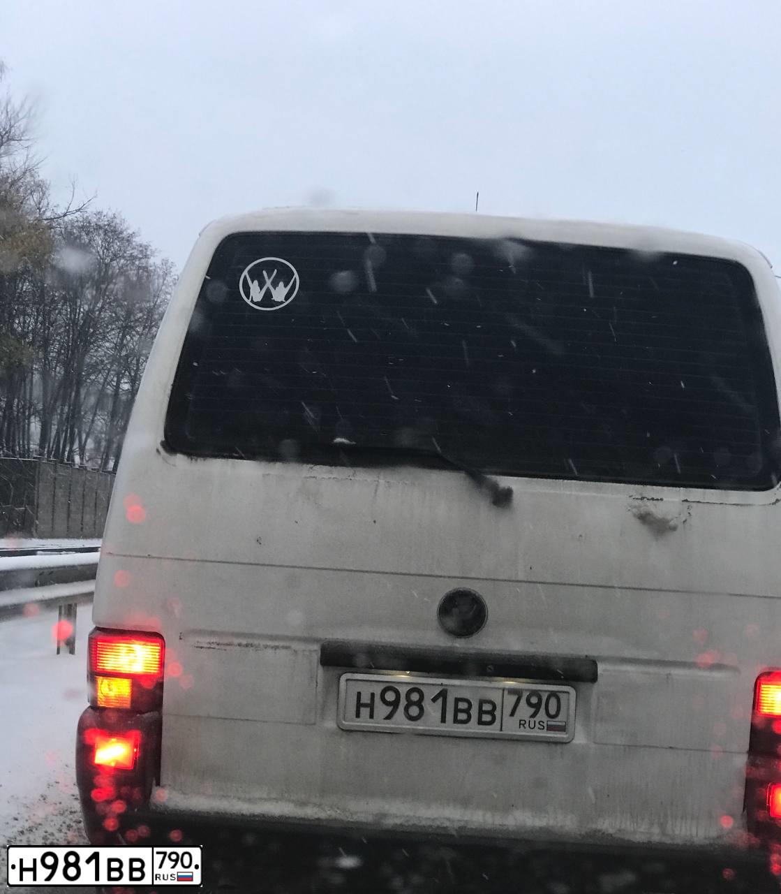Фото автомобиля VOLKSWAGEN TRANSPORTER, 1993 — госномер Н981ВВ790. Цвет: СЕРЫЙ