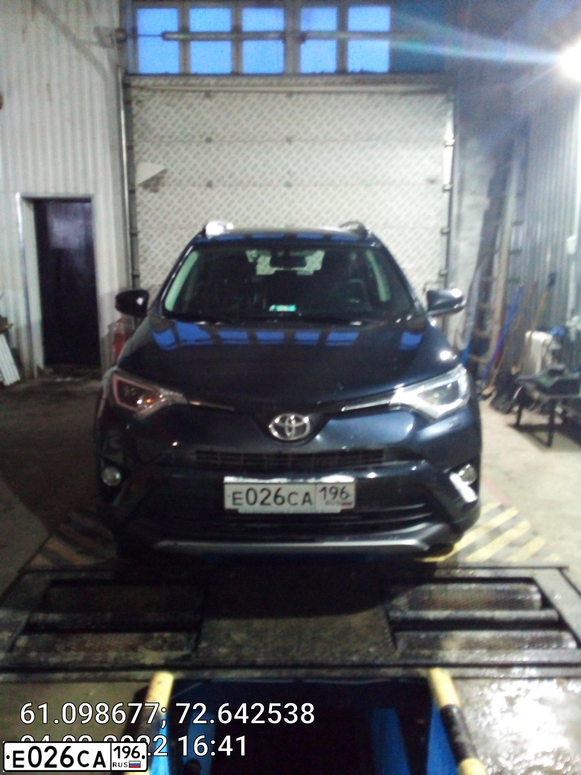 Фото автомобиля TOYOTA RAV4, 2017 — госномер Е026СА196. Цвет: ТЕМНО-СЕРЫЙ