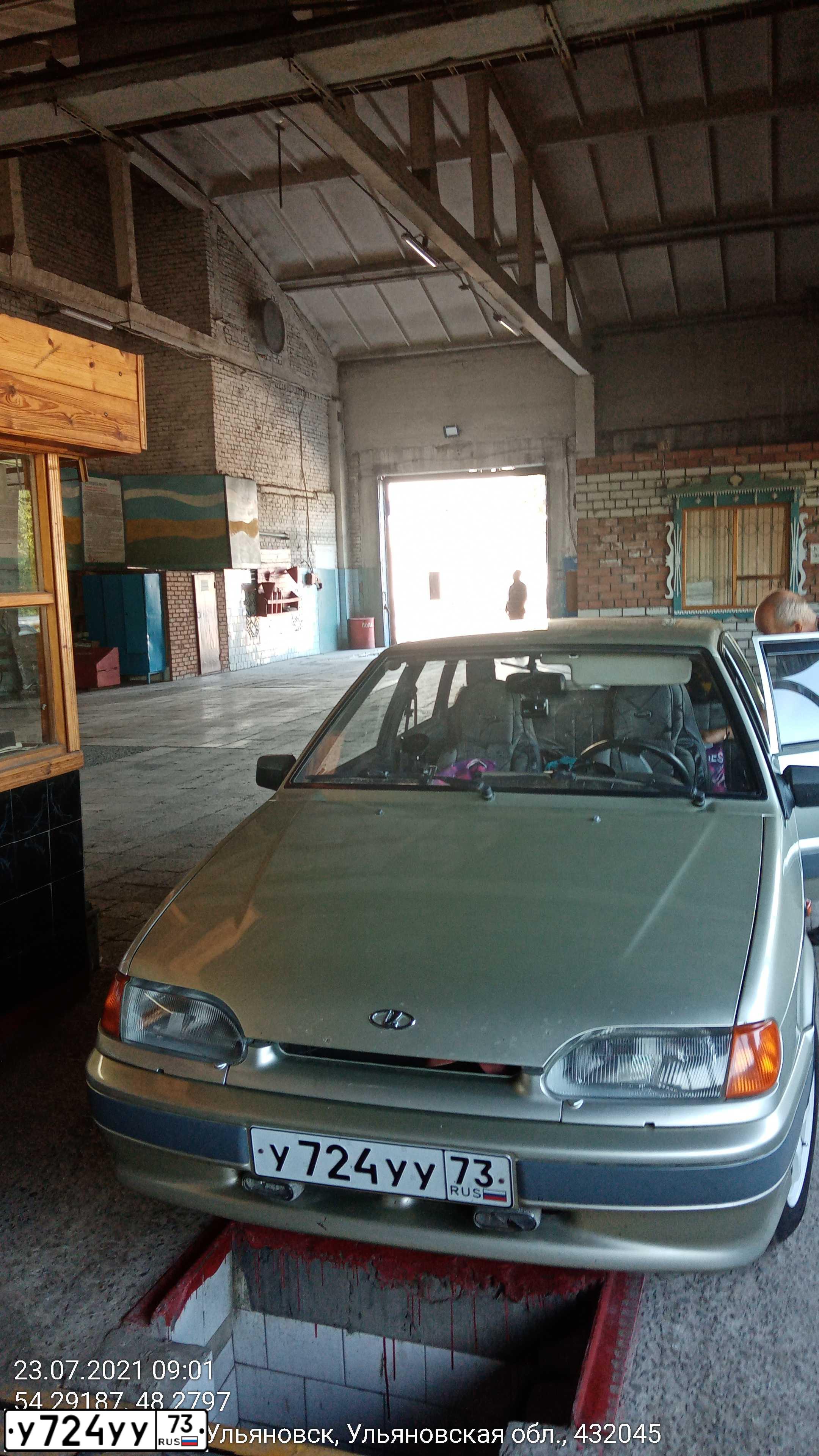 Фото автомобиля LADA 2114 SAMARA, 2006 — госномер У724УУ73. Цвет: СЕРЕБРИСТО-БЕЖЕВЫЙ