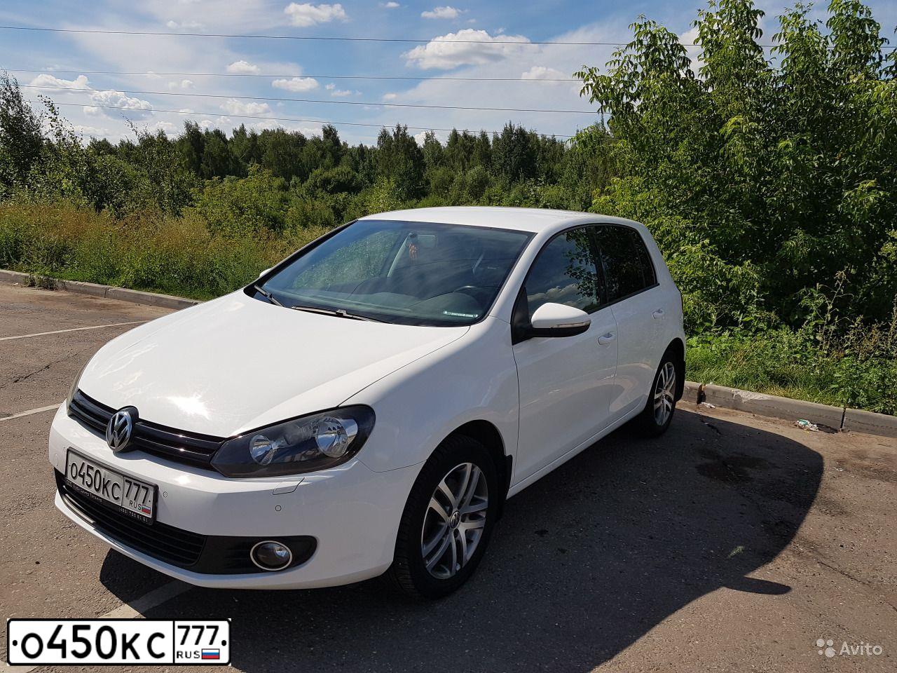 Фото автомобиля VOLKSWAGEN GOLF, 2010 — госномер Р633УЕ40. Цвет: Белый