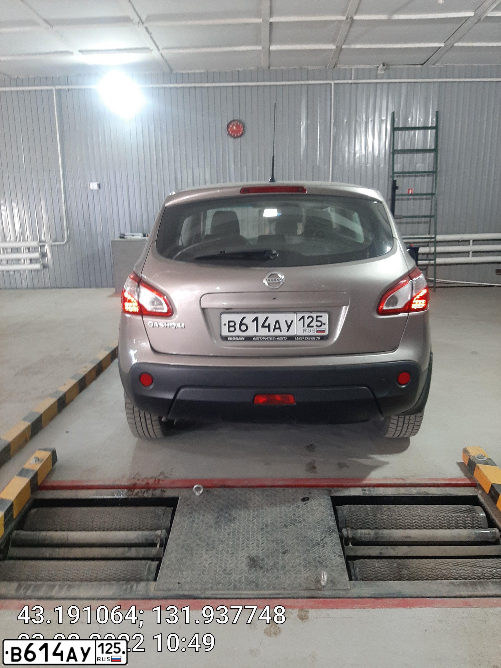 Фото автомобиля NISSAN QASHQAI, 2012 — госномер В614АУ125. Цвет: СВ.КОРИЧНЕВЫЙ