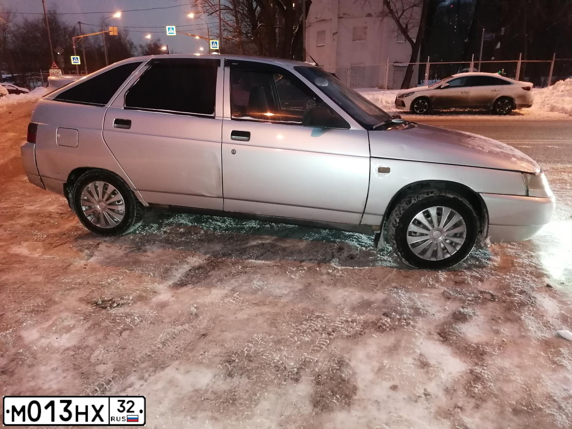 Фото автомобиля LADA 2112, 2006 — госномер М013НХ32. Цвет: СВЕТЛО-СЕРЕБРИСТЫЙ МЕТАЛЛ