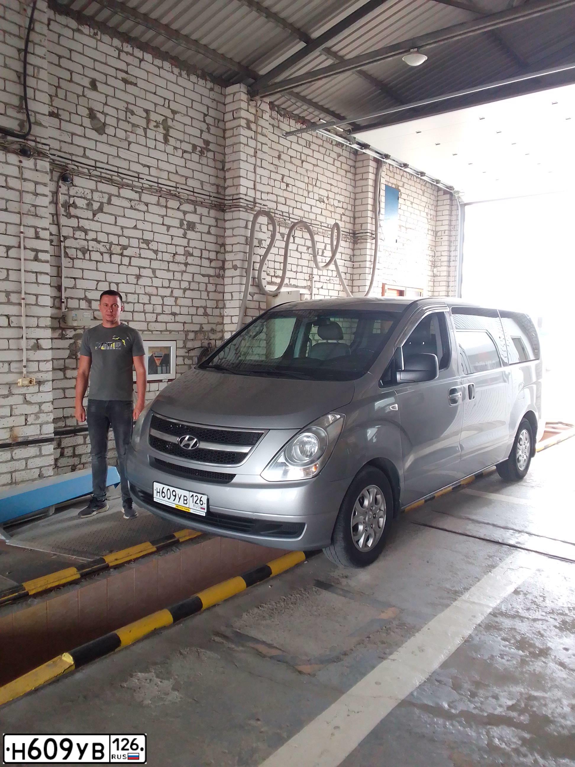 Фото автомобиля HYUNDAI GRAND STAREX, 2011 — госномер Н609УВ126. Цвет: СЕРЫЙ