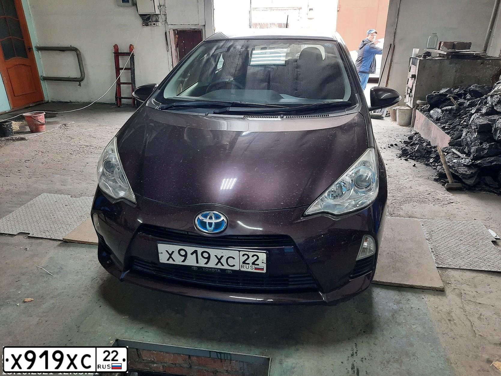 Фото автомобиля TOYOTA AQUA, 2014 — госномер Т298ВО977