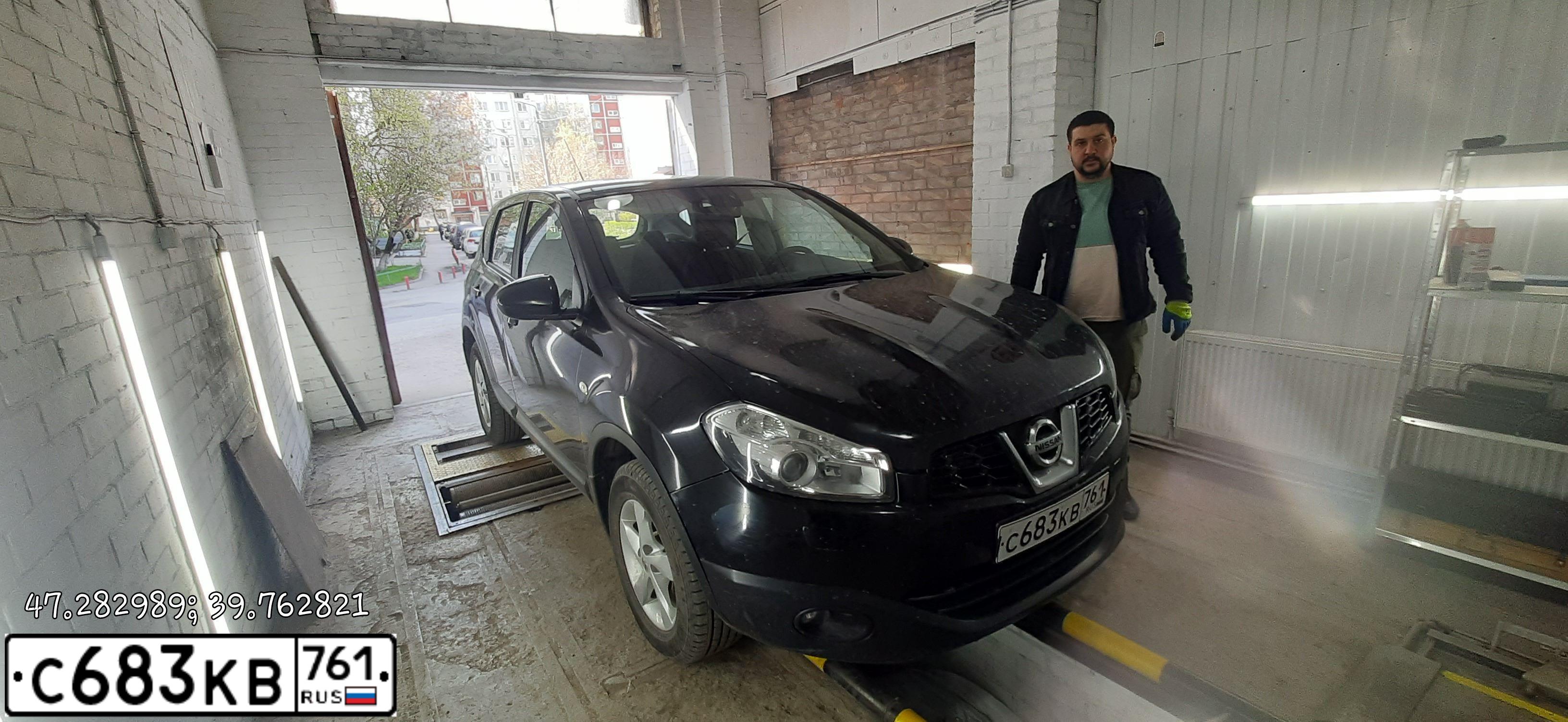 Фото автомобиля NISSAN QASHQAI, 2012 — госномер М800УС61. Цвет: ЧЕРНЫЙ