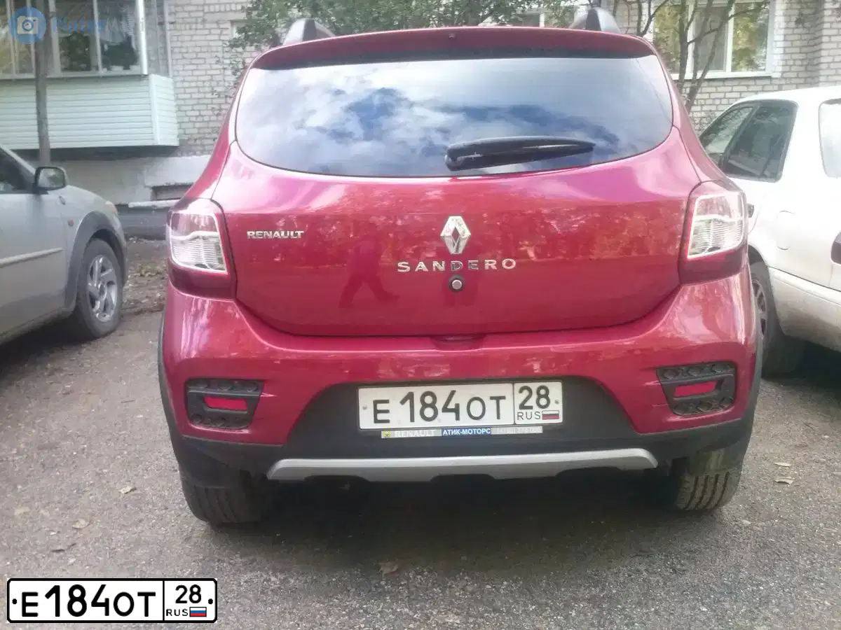 Фото автомобиля RENAULT SANDERO, 2015 — госномер Е184ОТ28. Цвет: Красный
