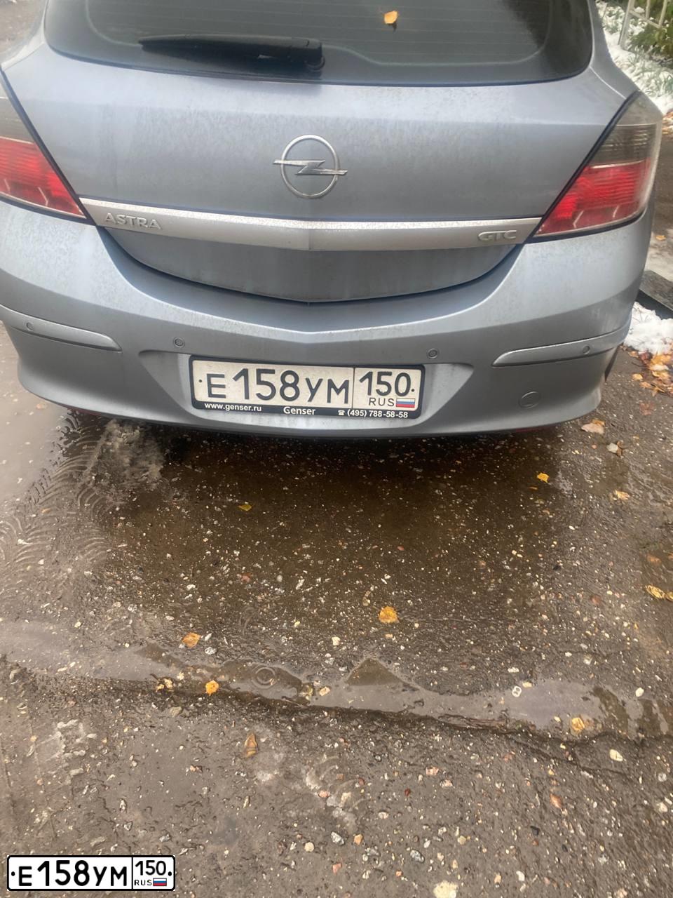 Фото автомобиля OPEL ASTRA, 2008 — госномер Е158УМ150. Цвет: СЕРЫЙ