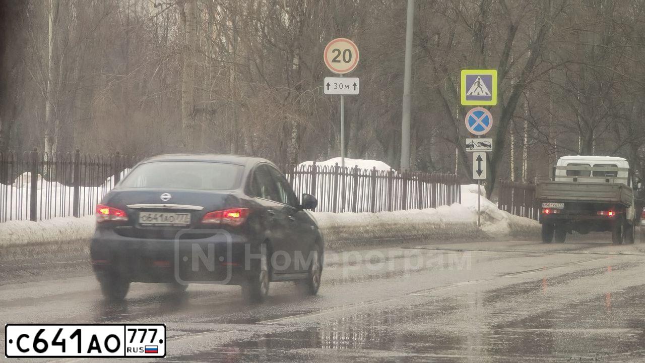 Фото автомобиля AUDI A6, 2000 — госномер С930НХ30. Цвет: СЕРО-КОРИЧНЕВЫЙ
