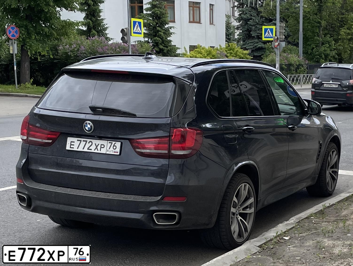Фото автомобиля BMW X5, 2015 — госномер Е772ХР76. Цвет: ЧЕРНЫЙ