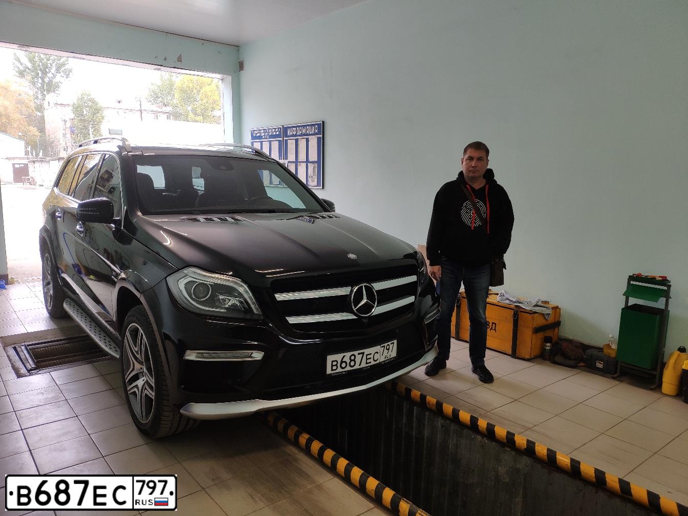 Фото автомобиля MERCEDES GL-KLASSE, 2014 — госномер А001МУ96. Цвет: ЧЕРНЫЙ