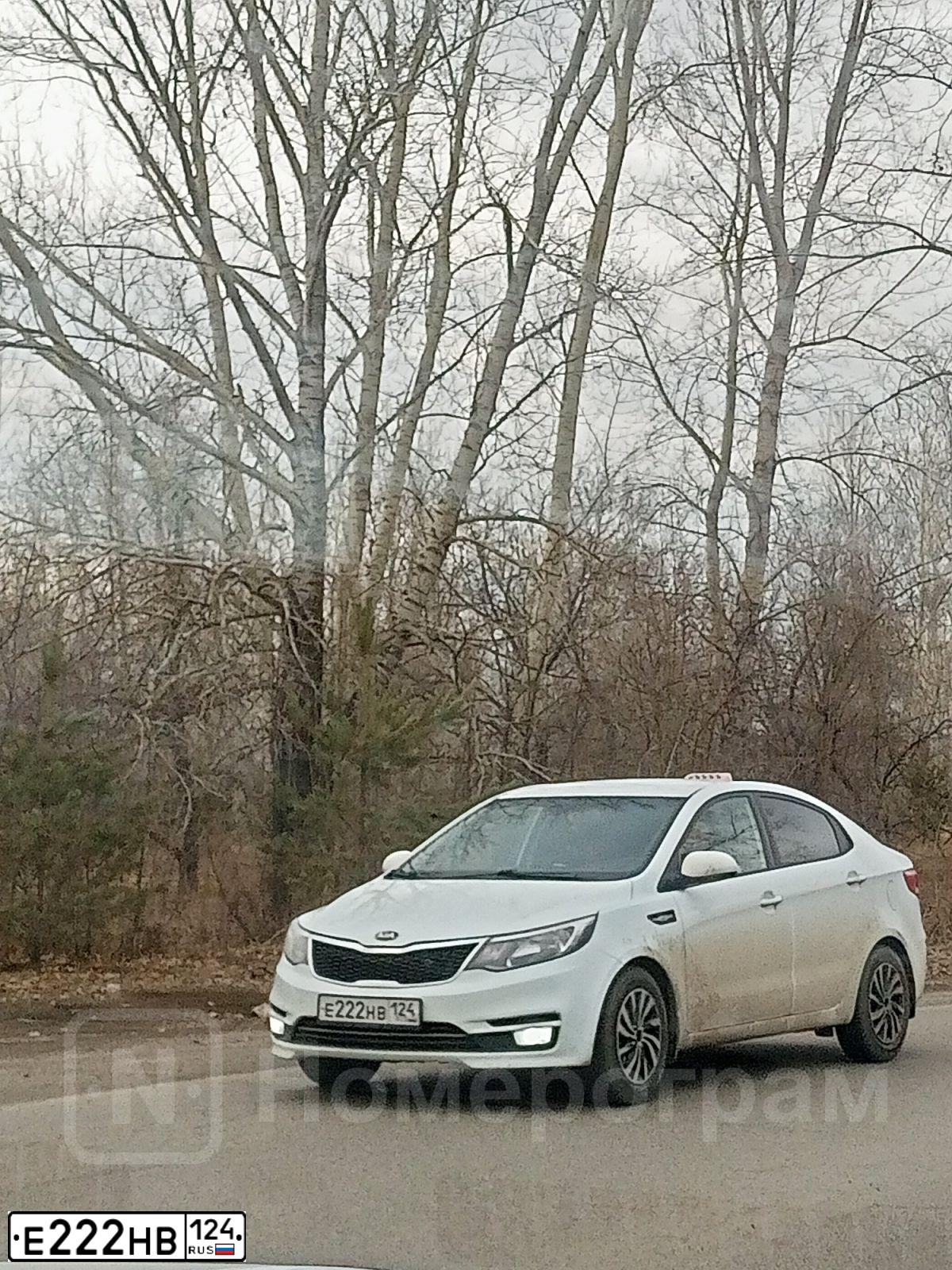 Фото автомобиля KIA RIO, 2015 — госномер Е222НВ124. Цвет: БЕЛЫЙ