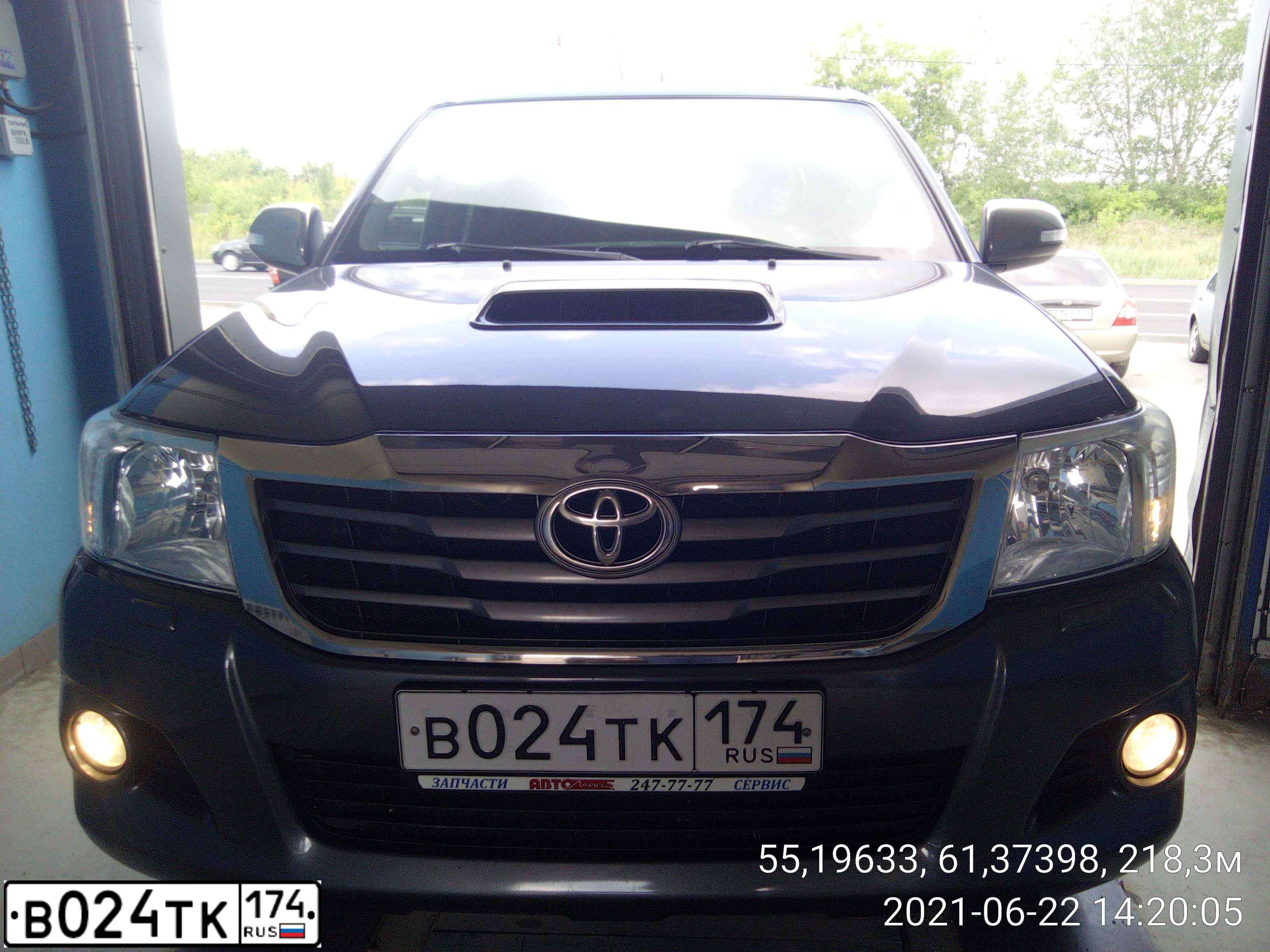 Фото автомобиля TOYOTA HILUX, 2014 — госномер В024ТК174. Цвет: СЕРЫЙ
