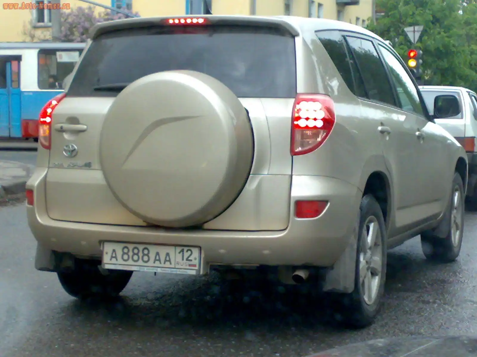 Фото автомобиля TOYOTA RAV4, 2007 — госномер А888АА12. Цвет: БЕЖЕВЫЙ