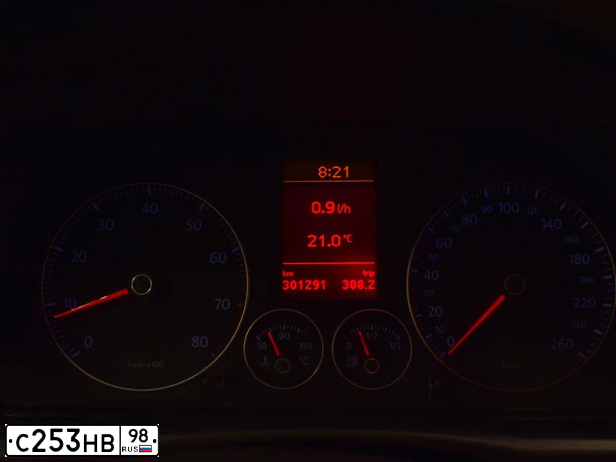 Фото автомобиля VOLKSWAGEN TOURAN, 2007 — госномер С213УЕ750. Цвет: ЧЕРНЫЙ
