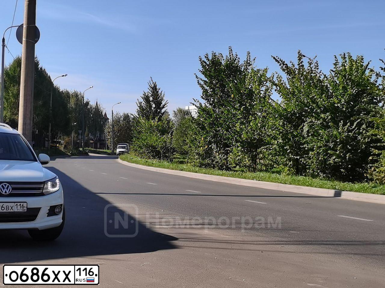 Фото автомобиля MITSUBISHI LANCER, 2008 — госномер Е961АА702. Цвет: ЧЕРНЫЙ