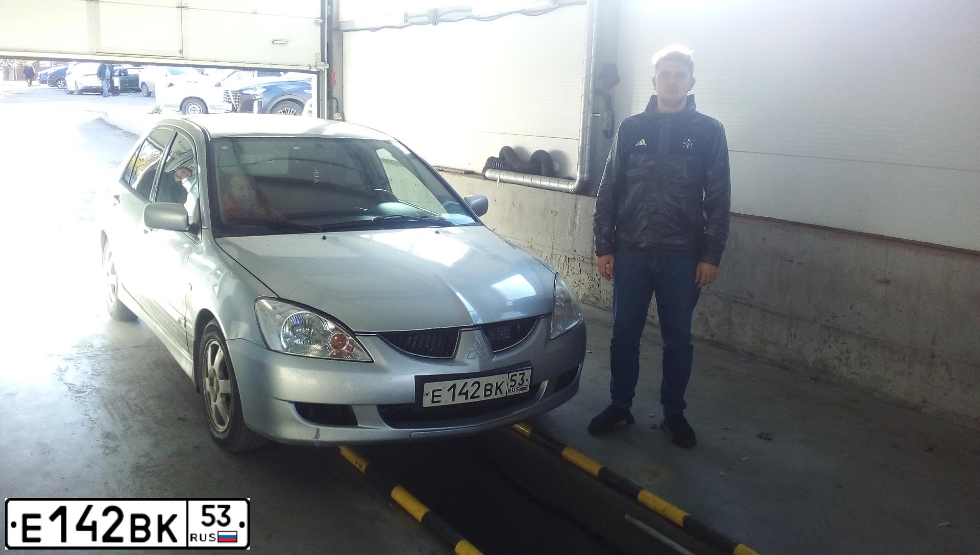 Фото автомобиля MITSUBISHI LANCER, 2004 — госномер Е142ВК53. Цвет: Серебристый