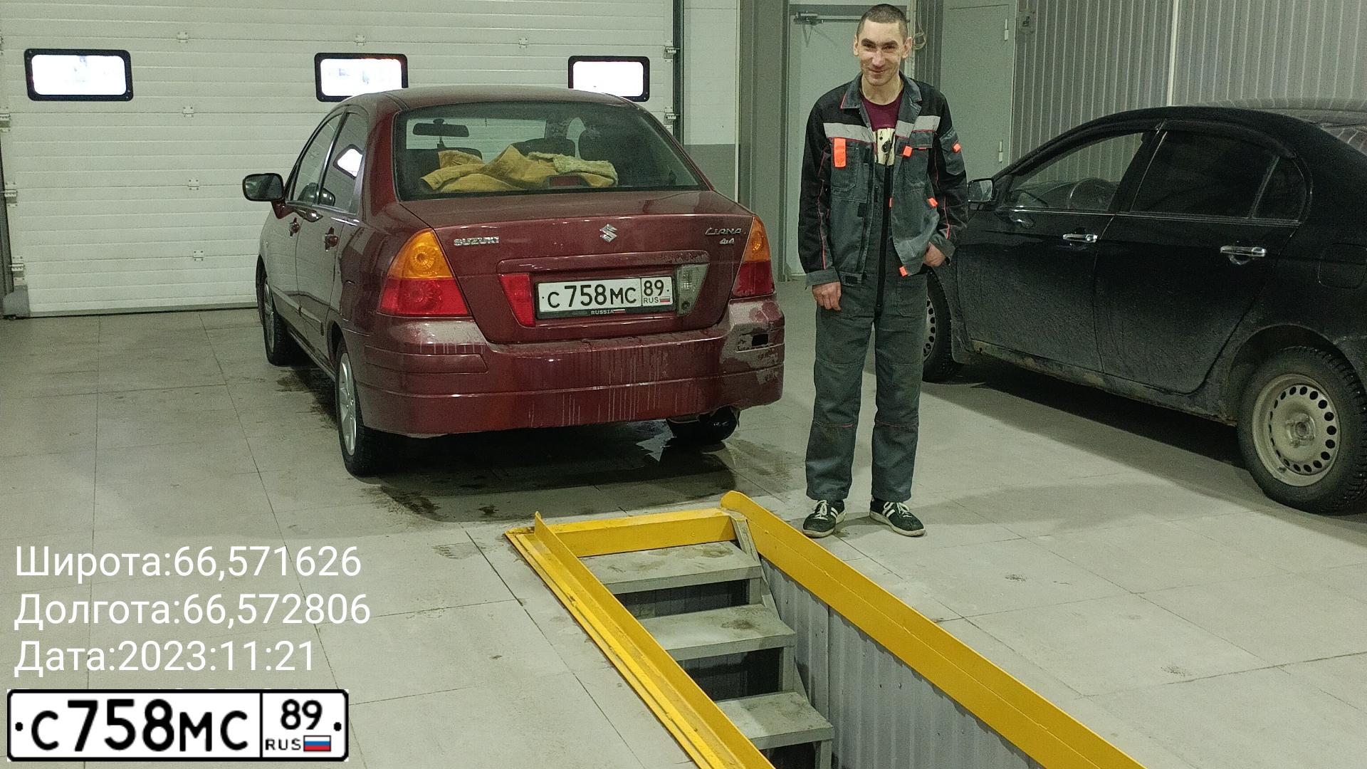 Фото автомобиля SUZUKI LIANA, 2005 — госномер С758МС89. Цвет: Красный