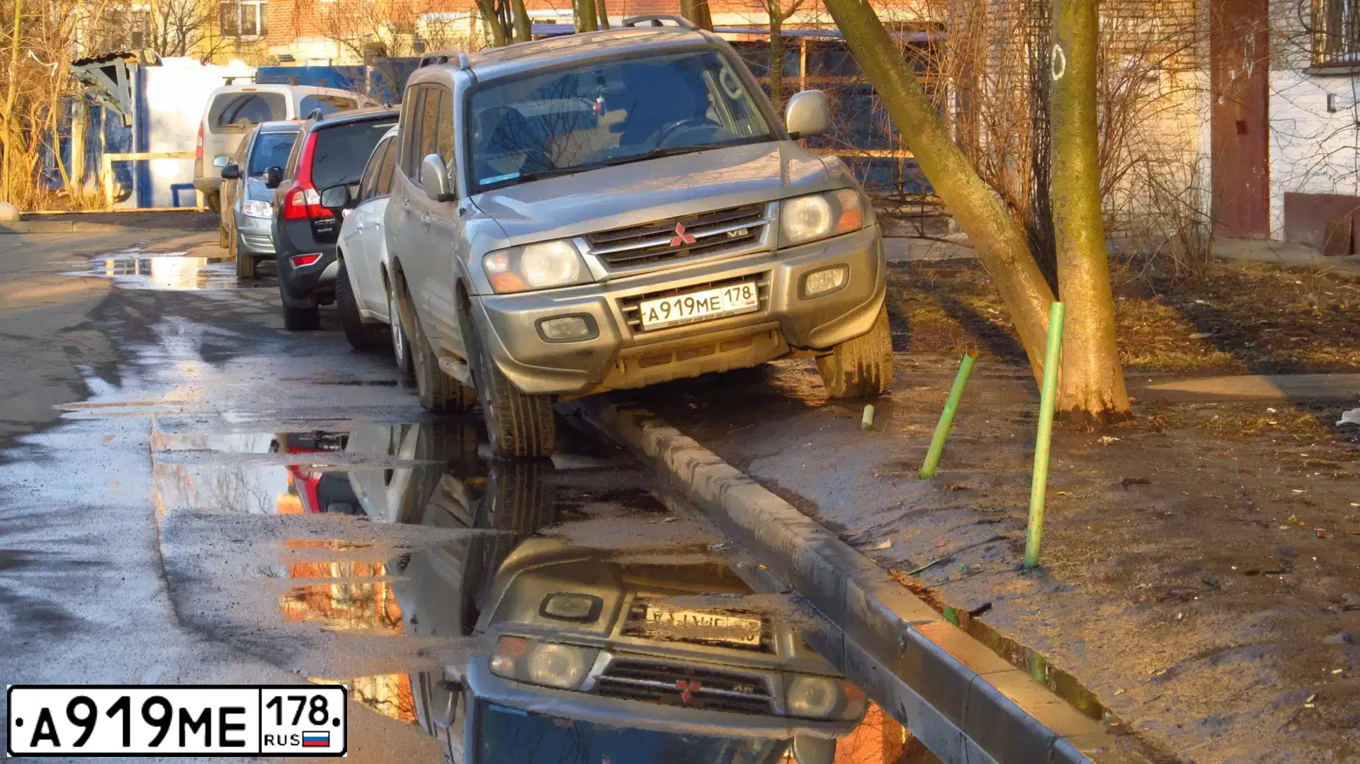 Фото автомобиля MITSUBISHI MONTERO, 2001 — госномер С004ЕК154. Цвет: Серебристый