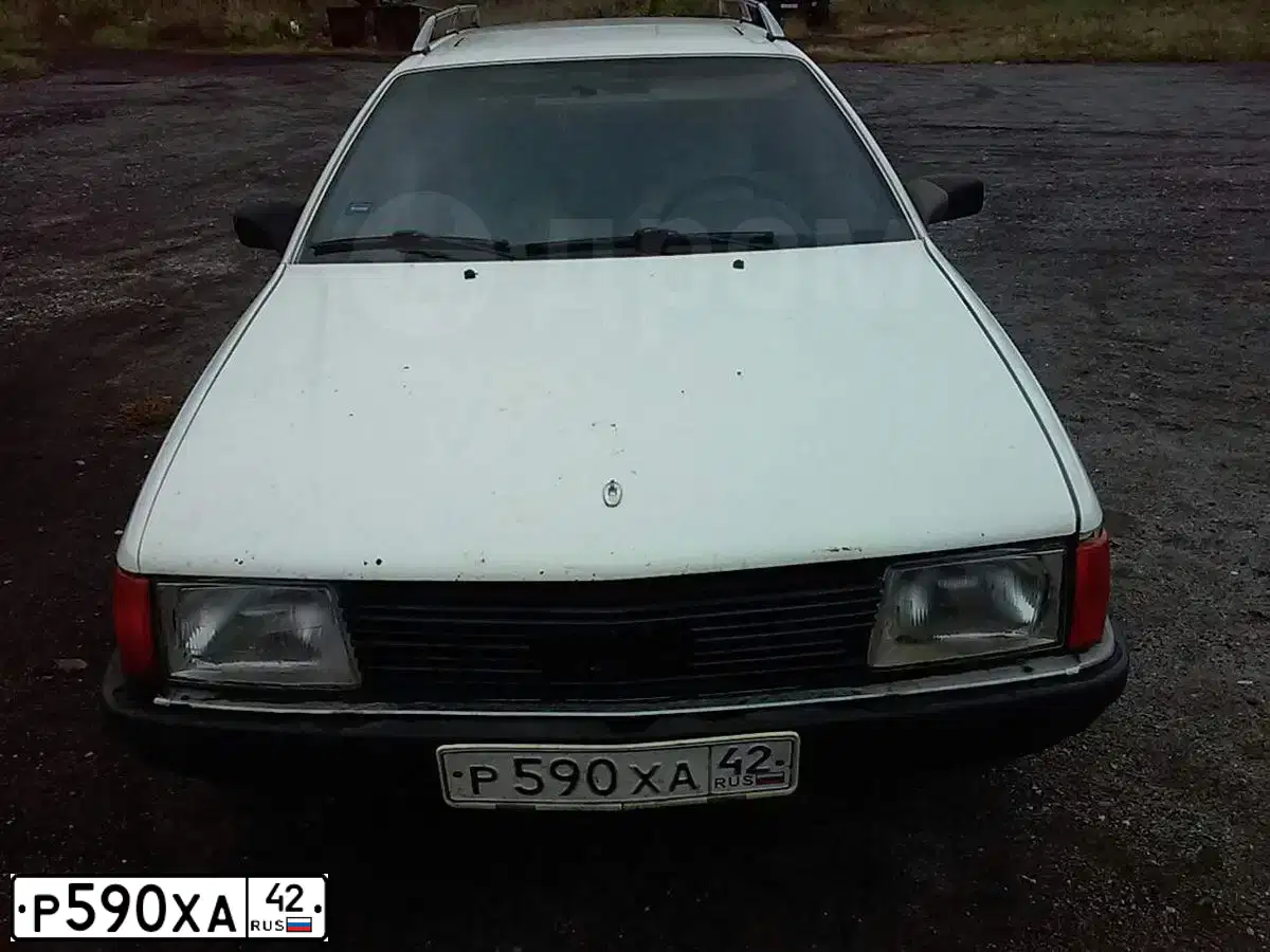 Фото автомобиля AUDI 100, 1985 — госномер Р590ХА42. Цвет: Белый