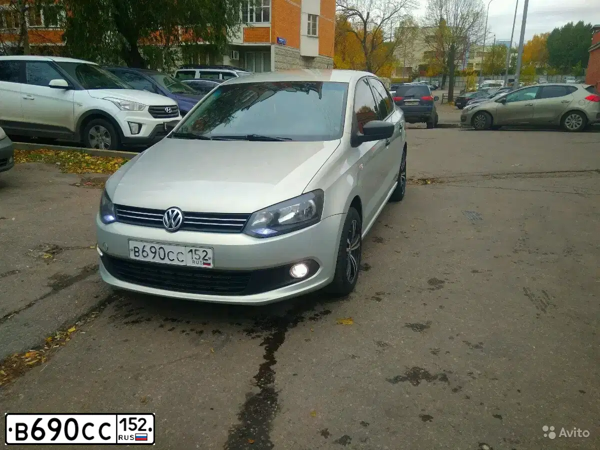 Фото автомобиля VOLKSWAGEN POLO, 2011 — госномер В816РС134. Цвет: ВИШНЕВО-КРАСНЫЙ