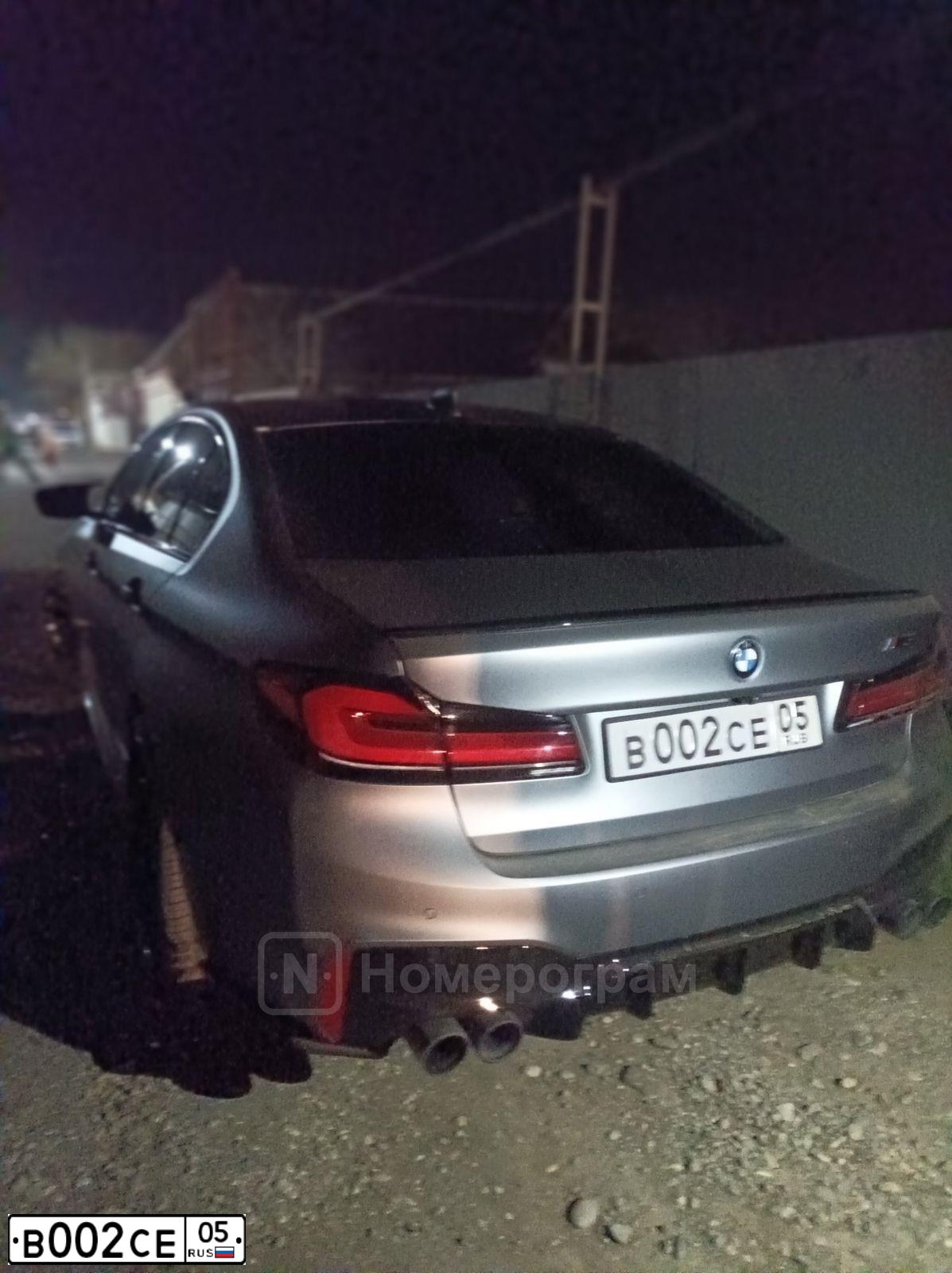 Фото автомобиля LADA 2107, 2004 — госномер В002СЕ05. Цвет: ЯРКО-БЕЛЫЙ