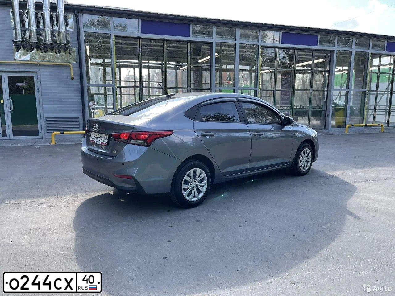 Фото автомобиля HYUNDAI SOLARIS, 2019 — госномер О244СХ40. Цвет: СЕРЫЙ