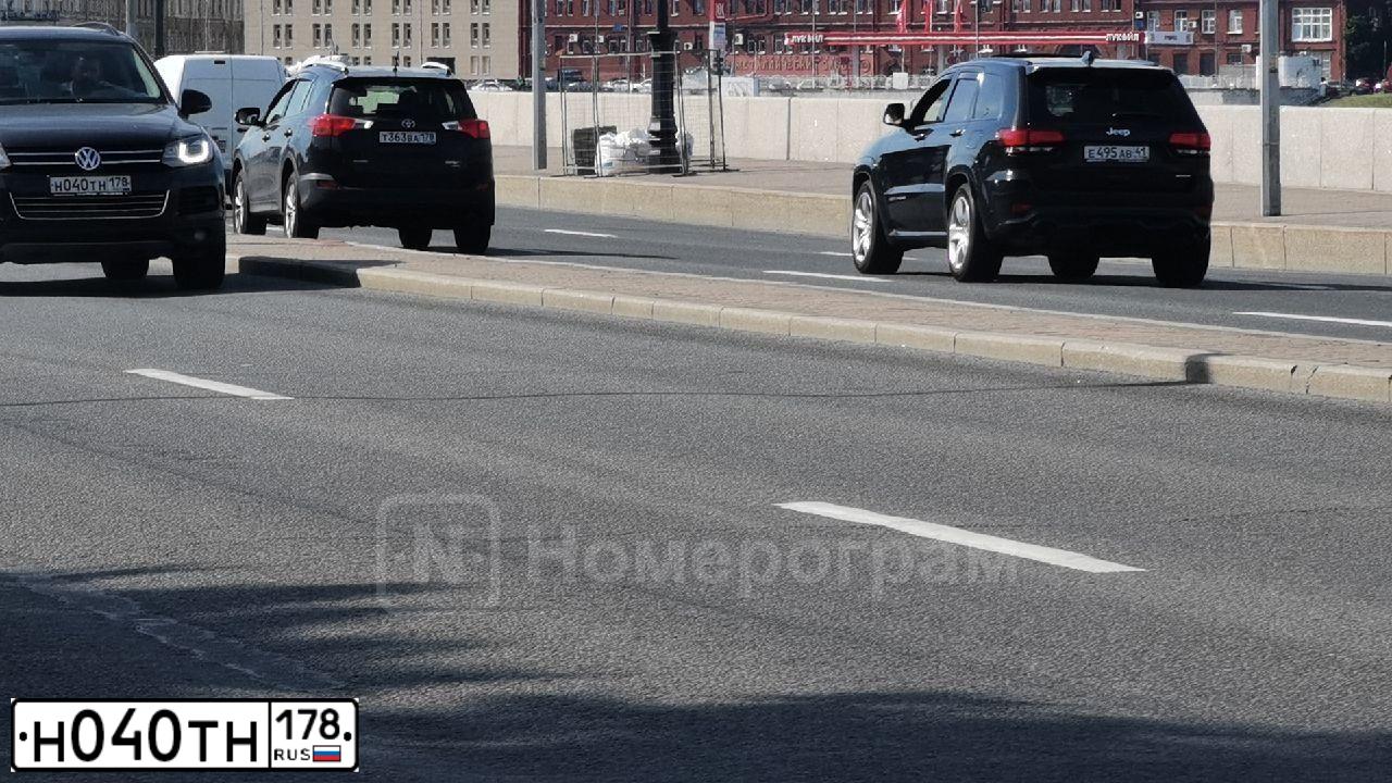 Фото автомобиля VOLKSWAGEN TOUAREG, 2012 — госномер Н040ТН178. Цвет: ЧЕРНЫЙ