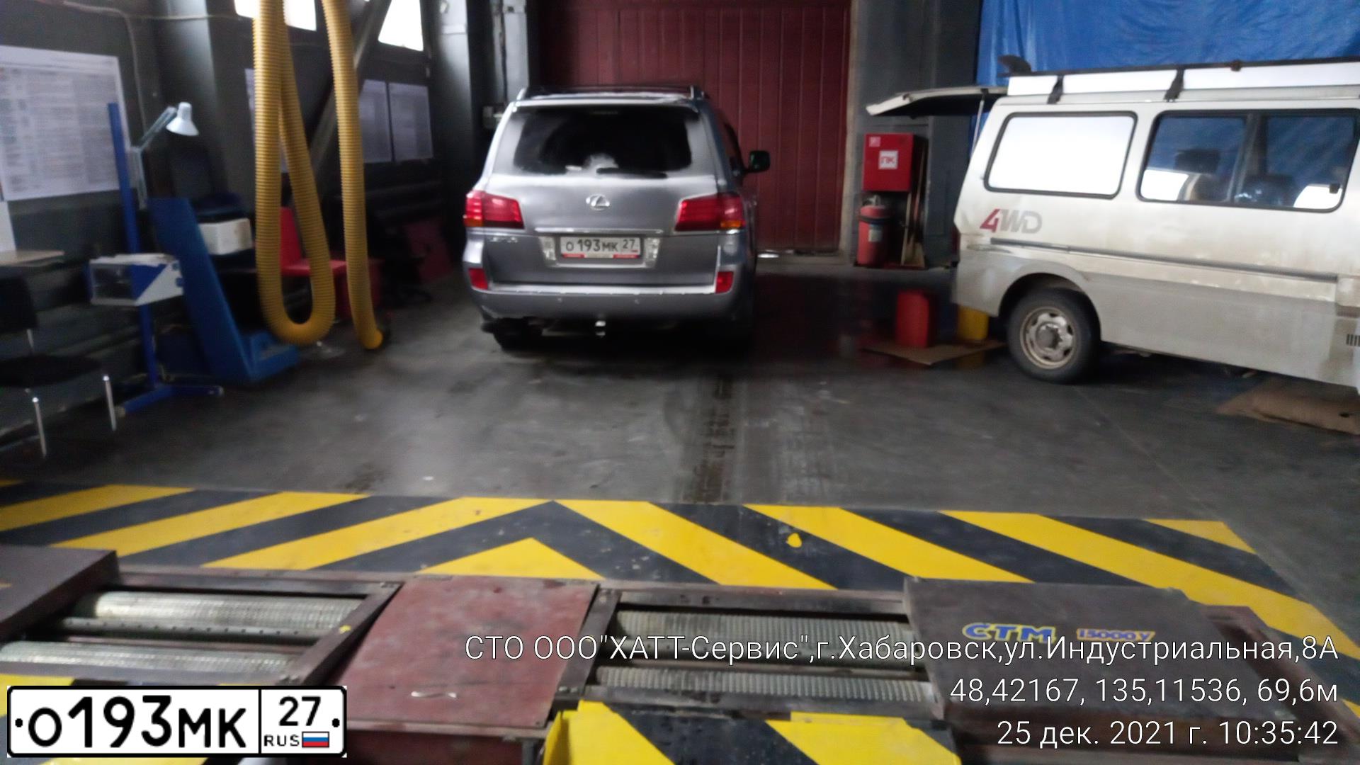 Фото автомобиля LEXUS LX, 2007 — госномер Х021КТ125. Цвет: Серебристый