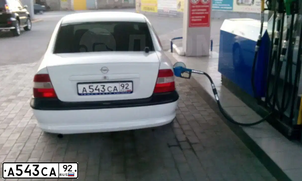 Фото автомобиля OPEL VECTRA, 1998 — госномер М714КА120. Цвет: Белый