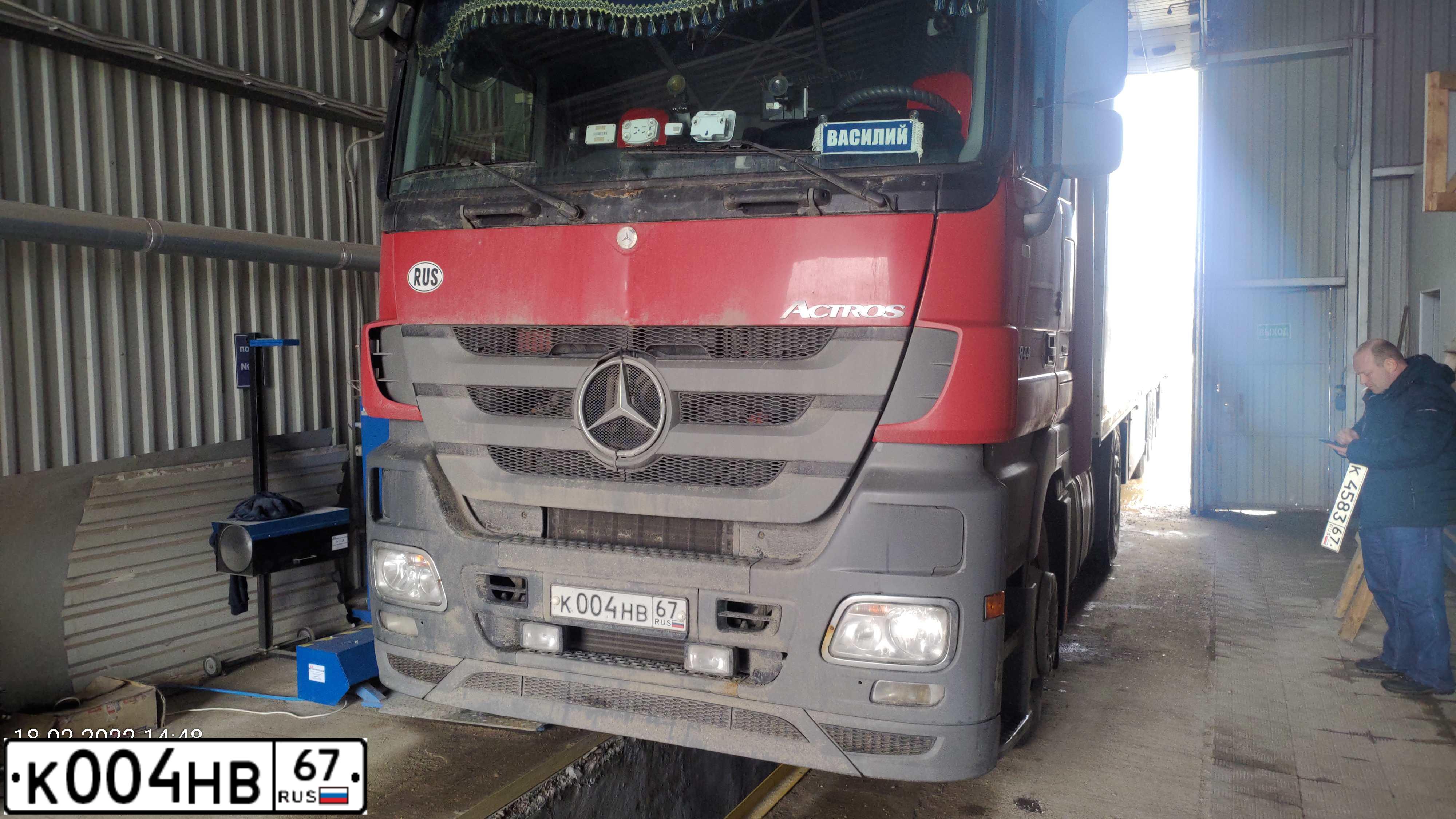 Фото автомобиля MERCEDES ACTROS, 2012 — госномер О474ЕО32. Цвет: Красный