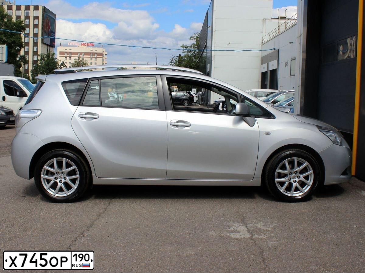 Фото автомобиля TOYOTA VERSO, 2011 — госномер Р879МС198. Цвет: СЕРЕБРИСТЫЙ