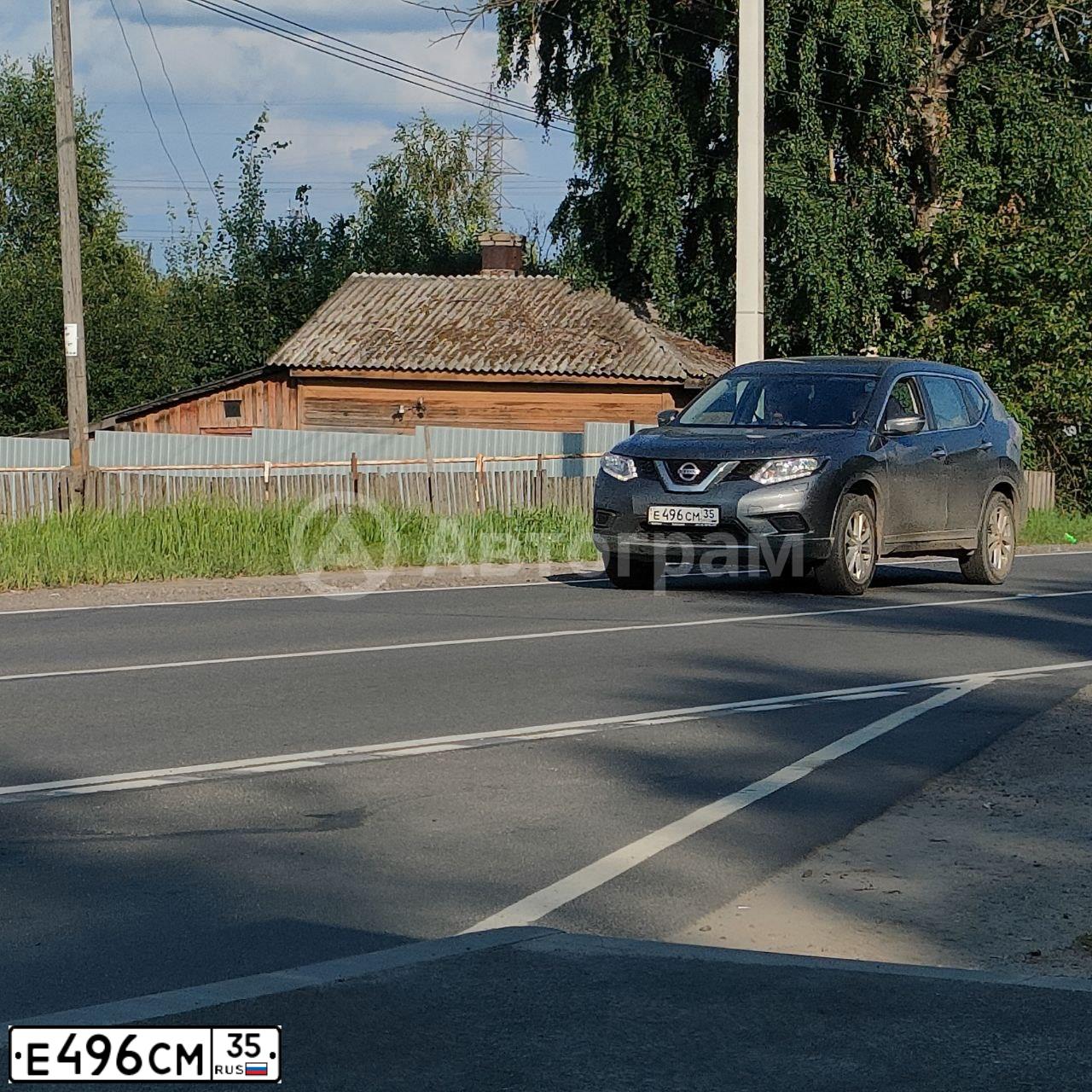 Фото автомобиля NISSAN X-TRAIL, 2015 — госномер Е496СМ35. Цвет: СЕРЫЙ