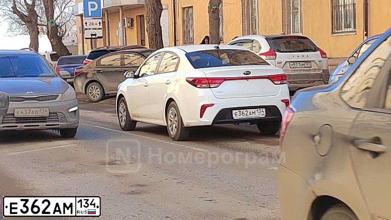 Фото автомобиля KIA RIO, 2017 — госномер Н071МК134. Цвет: Белый