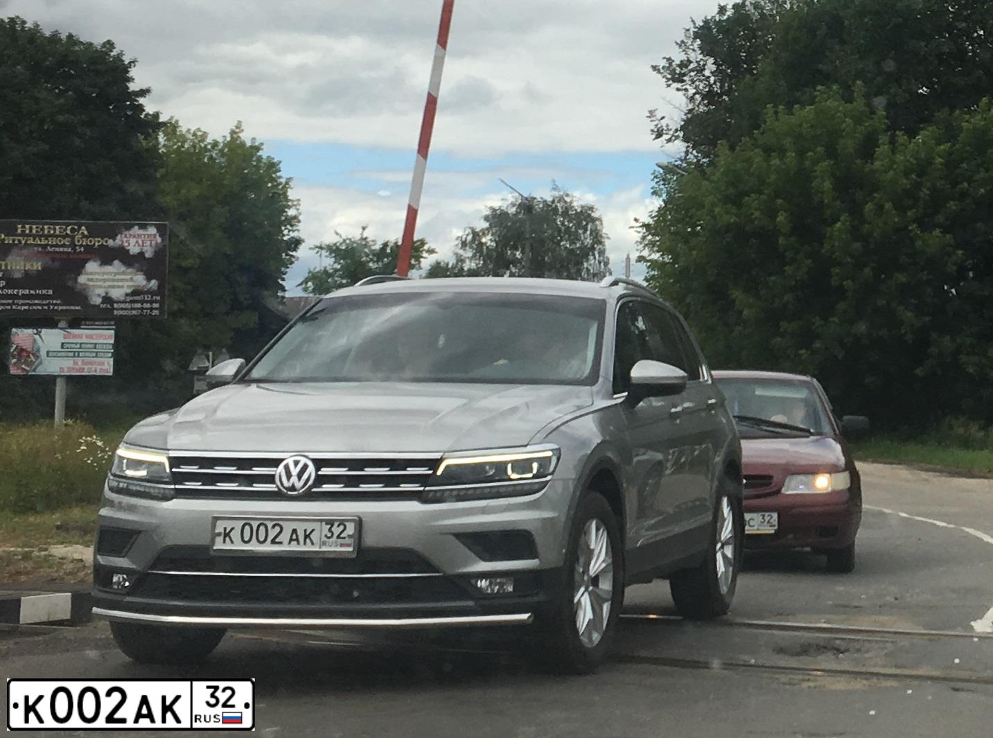 Фото автомобиля VOLKSWAGEN TIGUAN, 2017 — госномер К002АК32. Цвет: Серебристый
