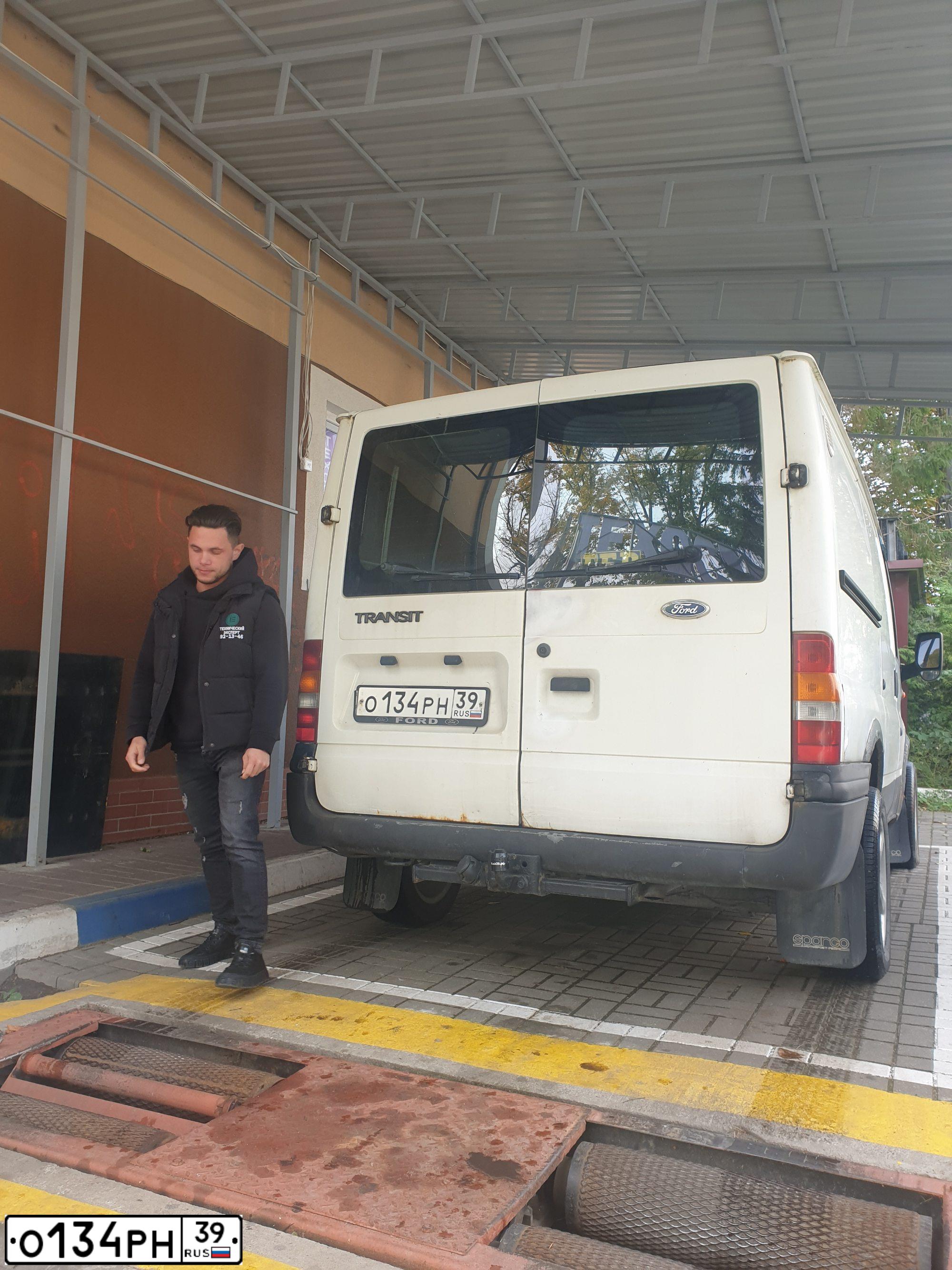 Фото автомобиля FORD TRANSIT, 2003 — госномер Т641КН39. Цвет: Белый