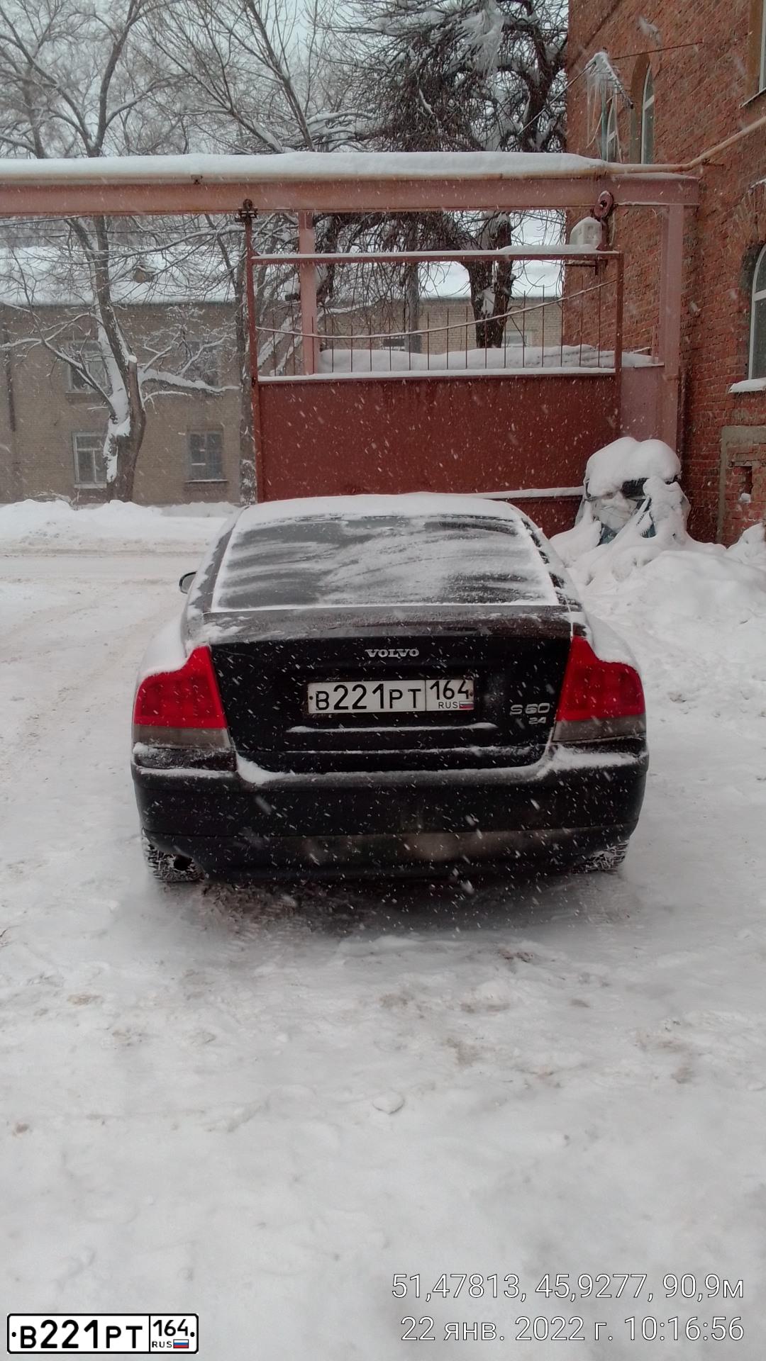 Фото автомобиля VOLVO S60, 2001 — госномер К323УТ64. Цвет: ЧЕРНЫЙ