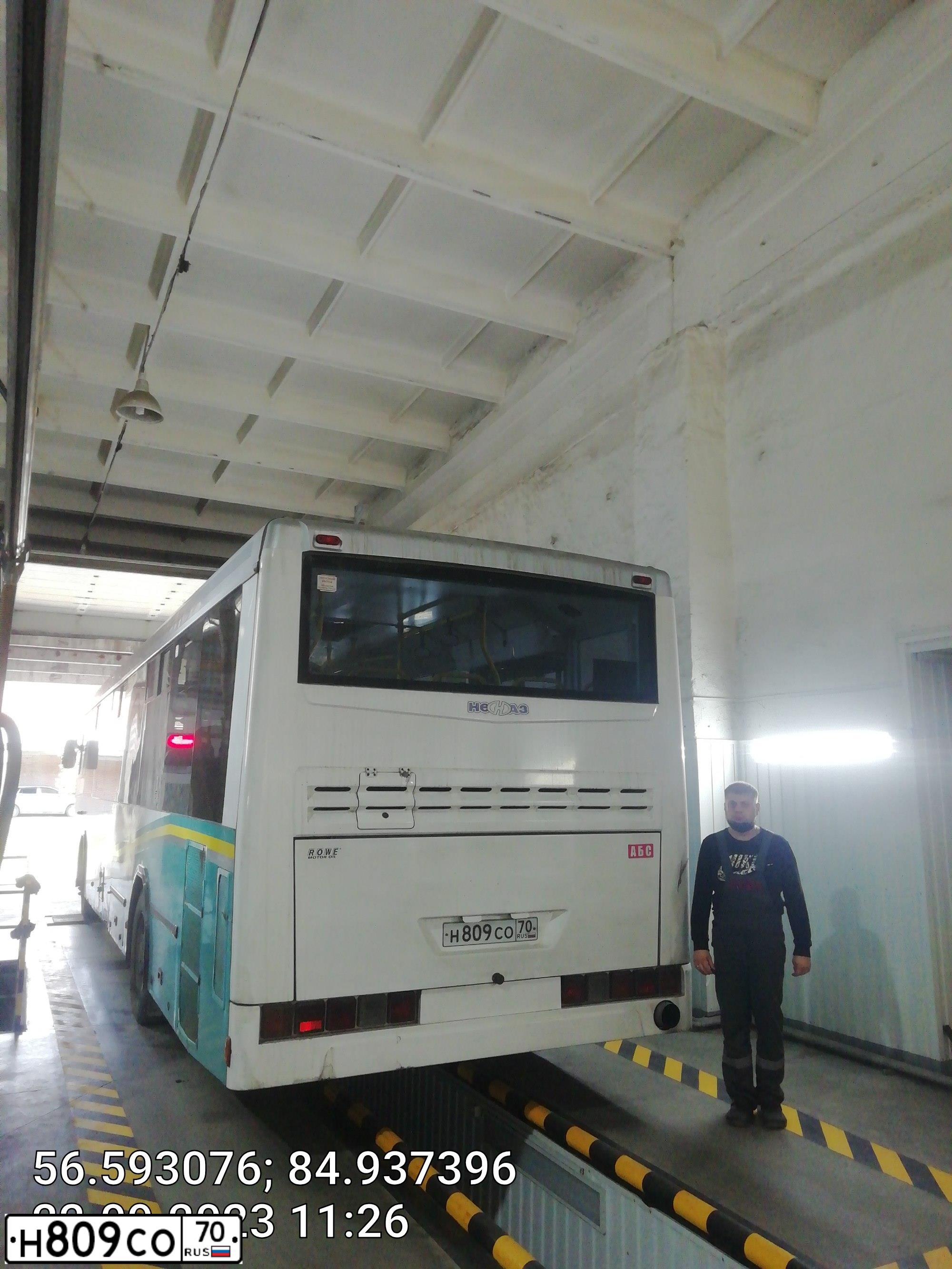 Фото автомобиля NEFAZ 5299 /KAMAZ 5297 4X2/, 2012 — госномер Н809СО70. Цвет: Бело-бирюзовый