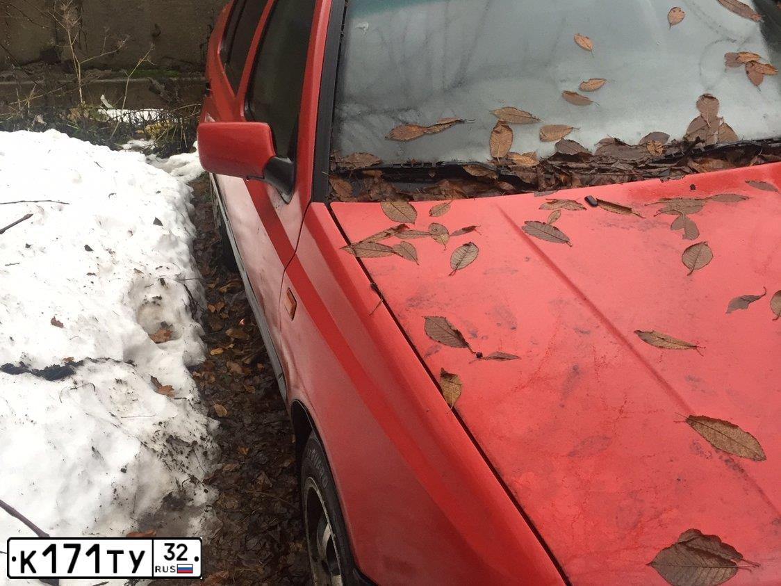 Фото автомобиля VOLKSWAGEN VENTO, 1993 — госномер Н863КС60. Цвет: Красный