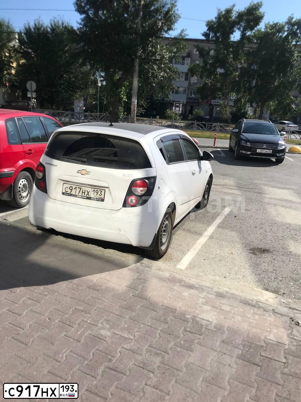 Фото автомобиля CHEVROLET AVEO, 2012 — госномер Т101РХ196. Цвет: Белый