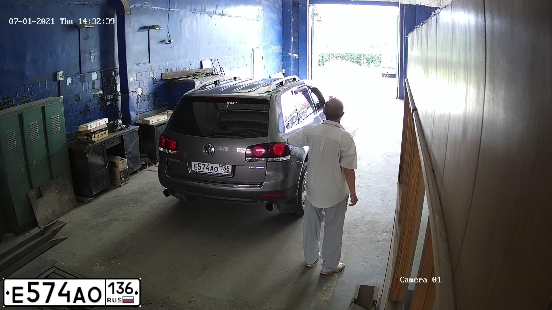 Фото автомобиля VOLKSWAGEN TOUAREG, 2007 — госномер М003НУ150. Цвет: СЕРЫЙ