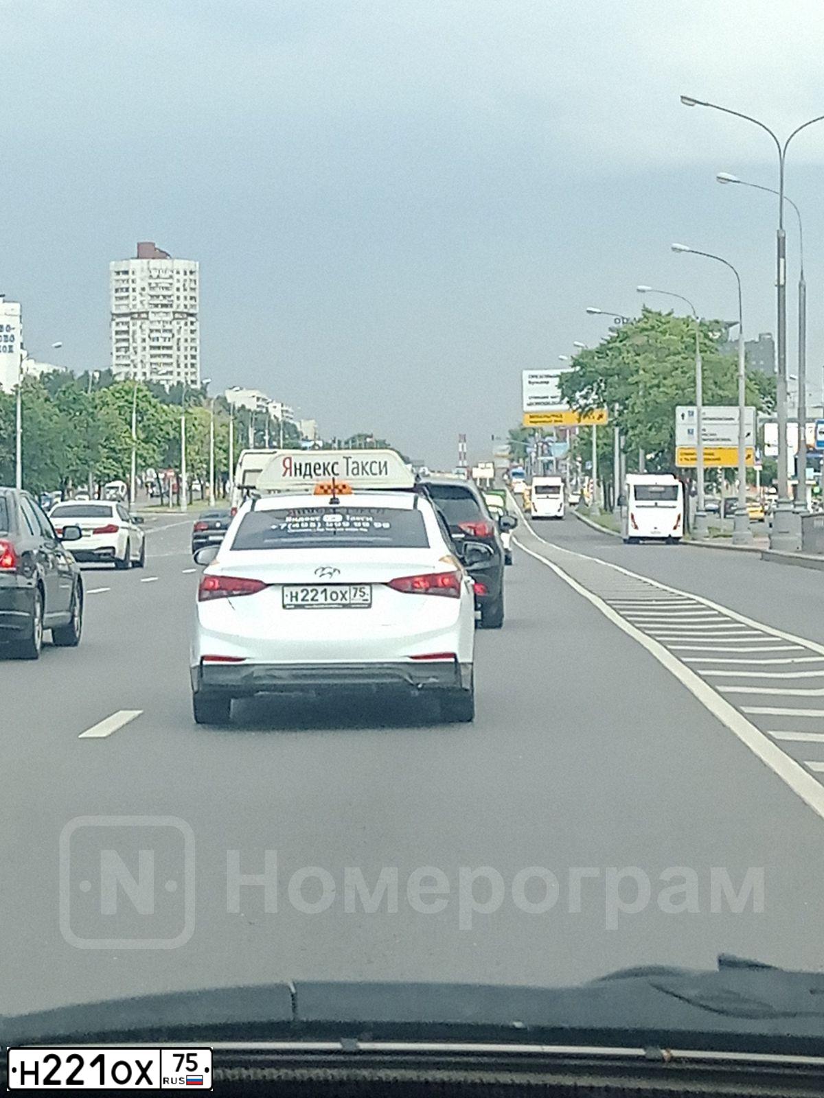Фото автомобиля HYUNDAI SOLARIS, 2018 — госномер Н221ОХ75. Цвет: БЕЛЫЙ-ЖЕЛТЫЙ-СЕРЫЙ