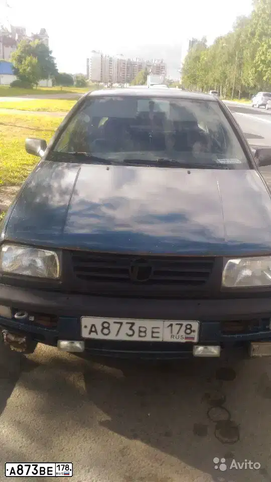 Фото автомобиля VOLKSWAGEN GOLF, 1994 — госномер А873ВЕ178. Цвет: синий