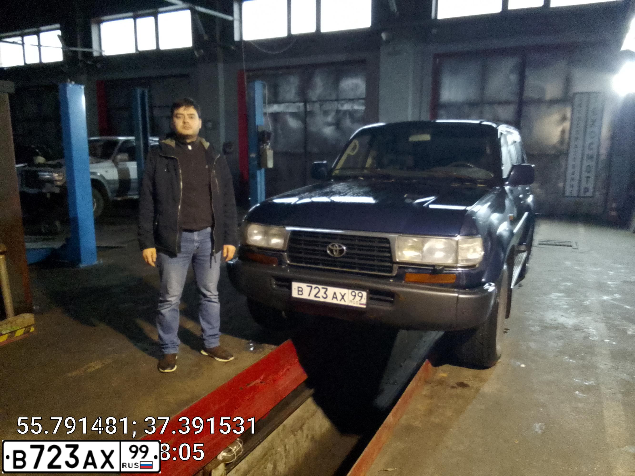 Фото автомобиля TOYOTA LANDCRUISER, 1997 — госномер В723АХ99. Цвет: ЧЕРНЫЙ