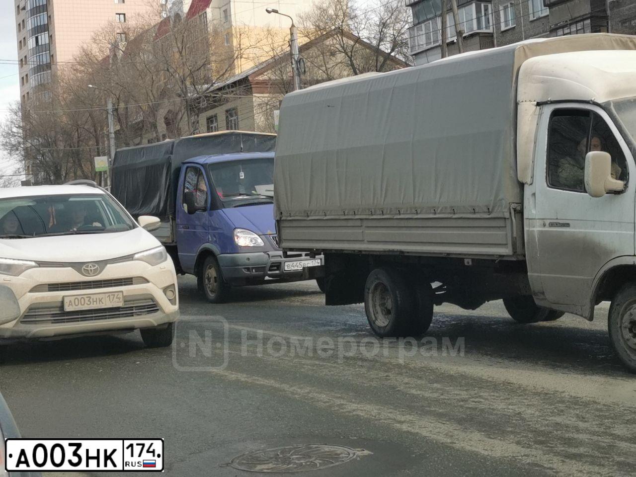 Фото автомобиля FREIGHTLINER COLUMBIA, 2003 — госномер А003НК174. Цвет: Белый