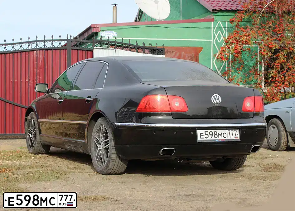 Фото автомобиля VOLKSWAGEN PHAETON, 2003 — госномер Е598МС777. Цвет: ЧЕРНЫЙ