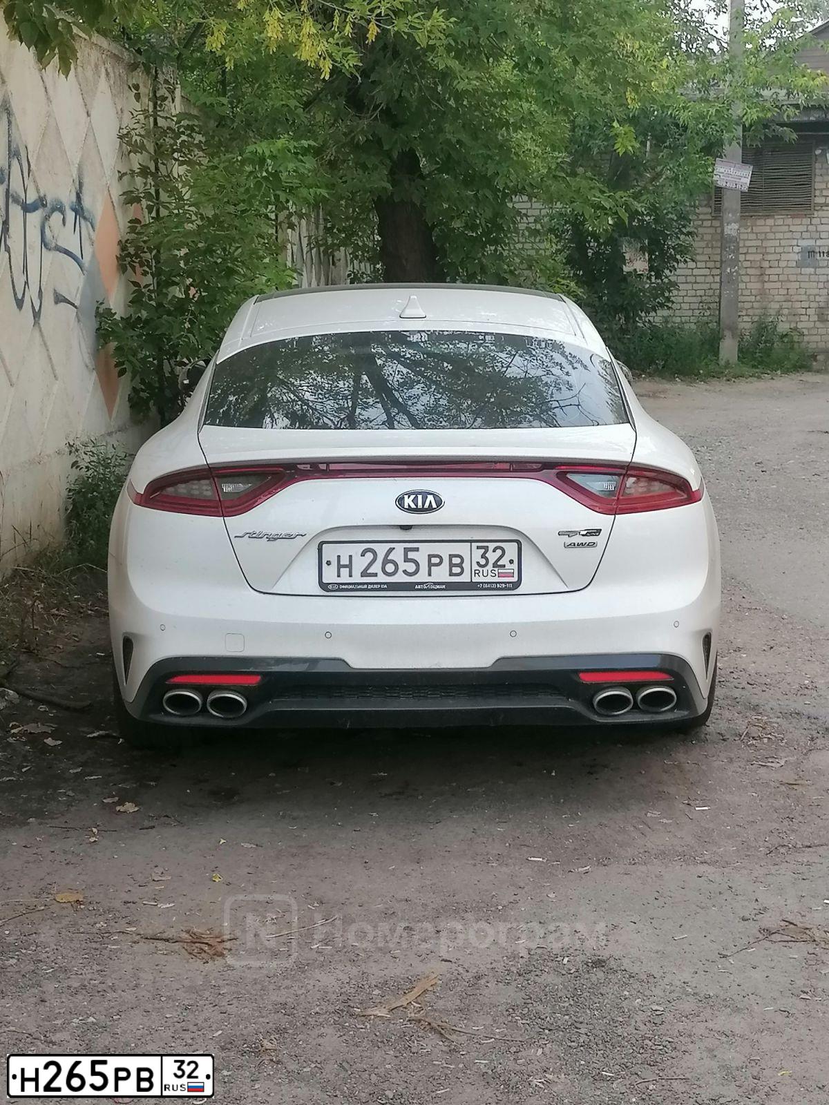 Фото автомобиля KIA STINGER, 2018 — госномер Н265РВ32. Цвет: БЕЛЫЙ