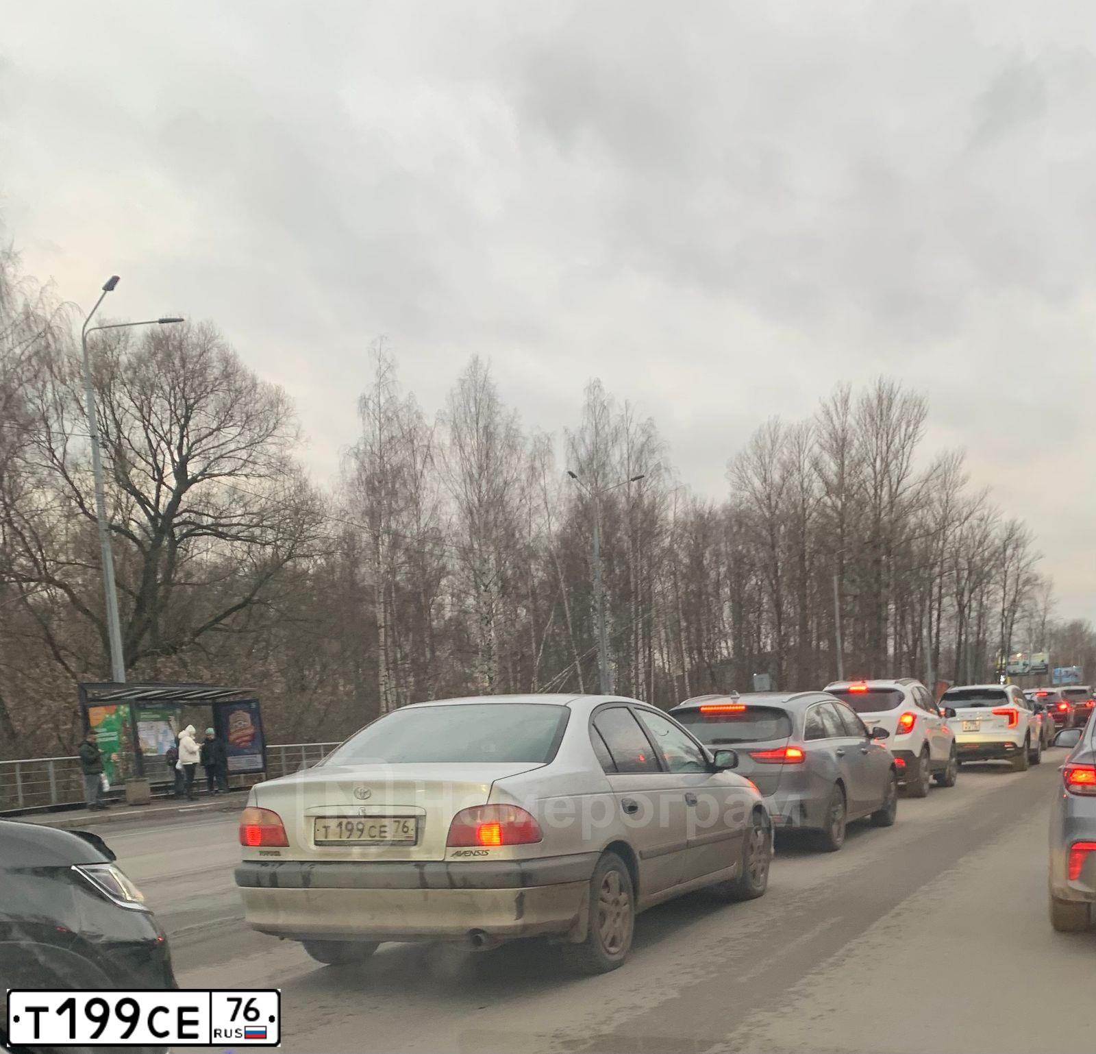 Фото автомобиля TOYOTA AVENSIS, 2002 — госномер Т199СЕ76. Цвет: СЕРЫЙ