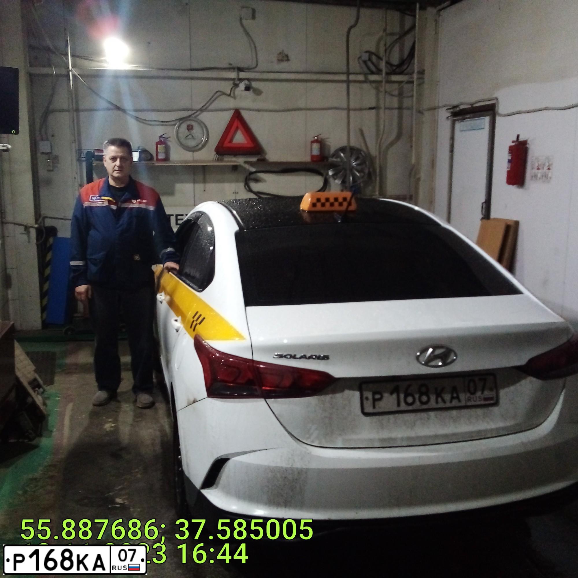 Фото автомобиля HYUNDAI SOLARIS, 2021 — госномер Р168КА07. Цвет: БЕЛЫЙ ЖЕЛТЫЙ СЕРЫЙ