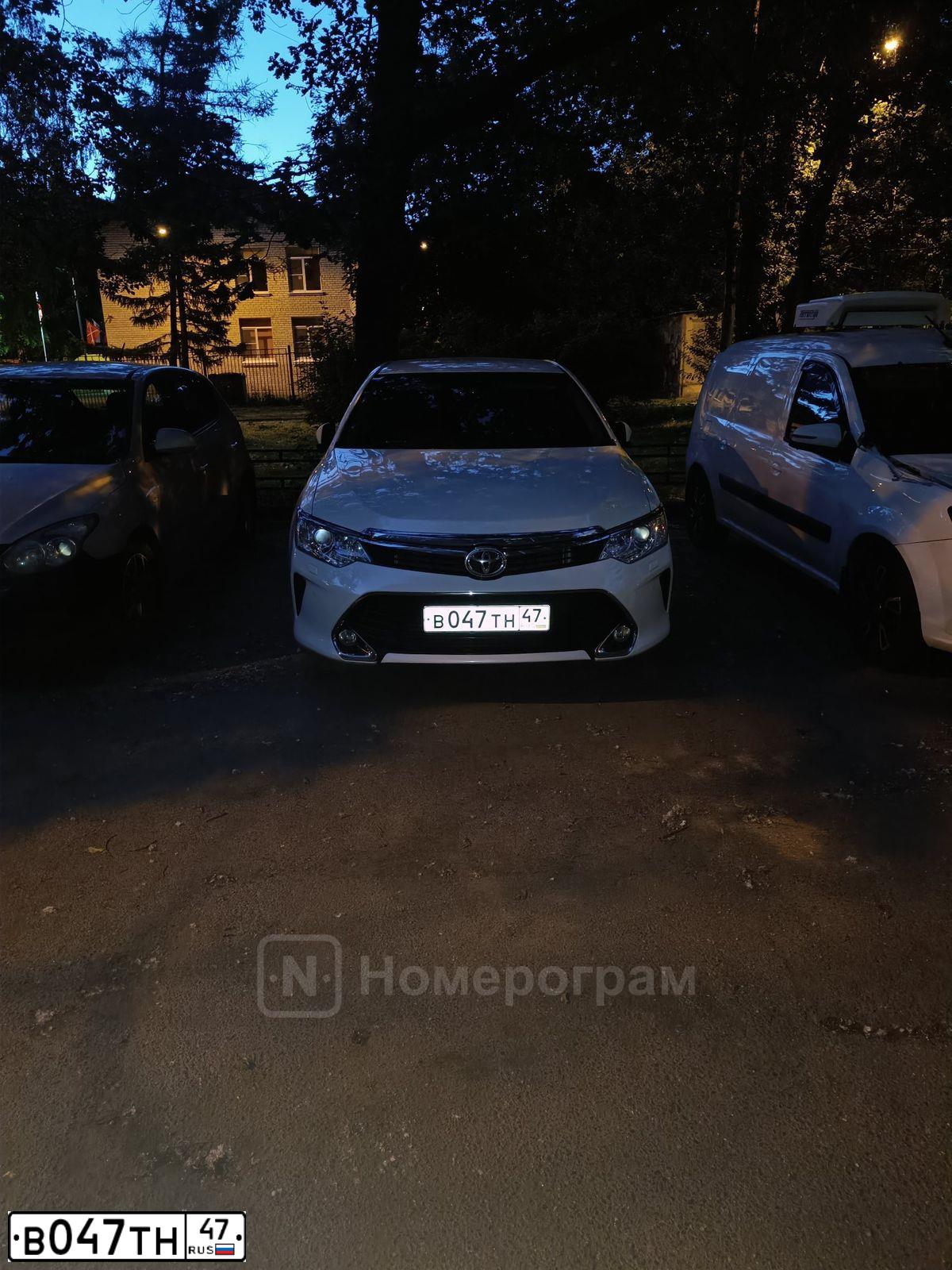 Фото автомобиля TOYOTA CAMRY, 2016 — госномер В047ТН47. Цвет: БЕЛЫЙ ПЕРЛАМУТР