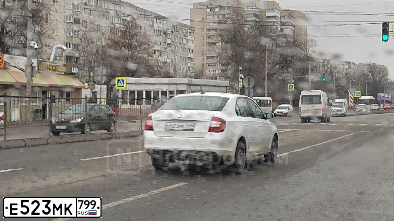 Фото автомобиля MERCEDES C-KLASSE, 2018 — госномер Т002ТЕ197. Цвет: Серый